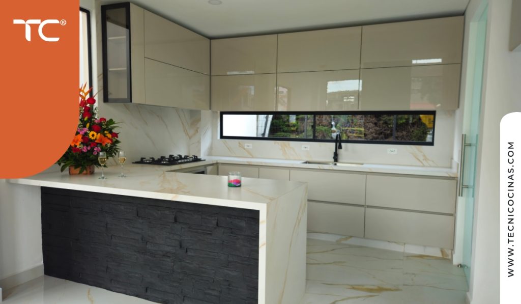 Cocina integral terminada con mesón en mármol y acabados en tono crema, proyecto Tecnicocinas