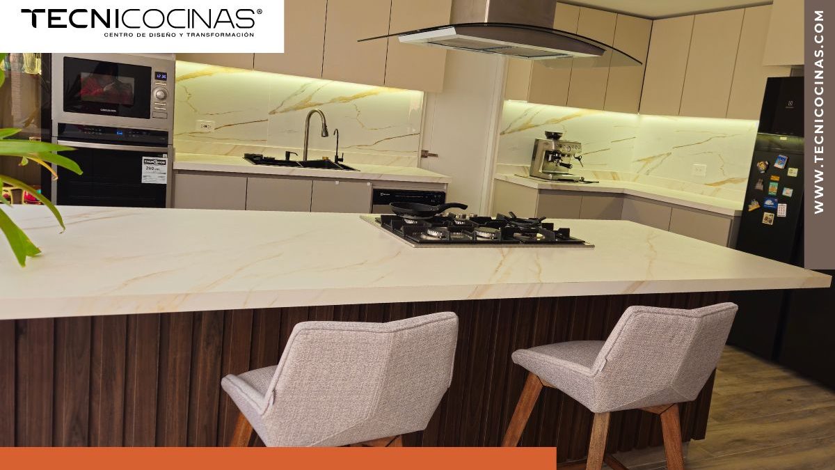 Cocina integral abierta con isla central y mesón continuo, línea moderna Tecnicocinas
