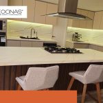 Cocina integral abierta con isla central y mesón continuo, línea moderna Tecnicocinas