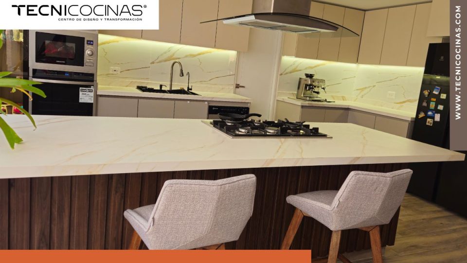 Cocina integral abierta con isla central y mesón continuo, línea moderna Tecnicocinas