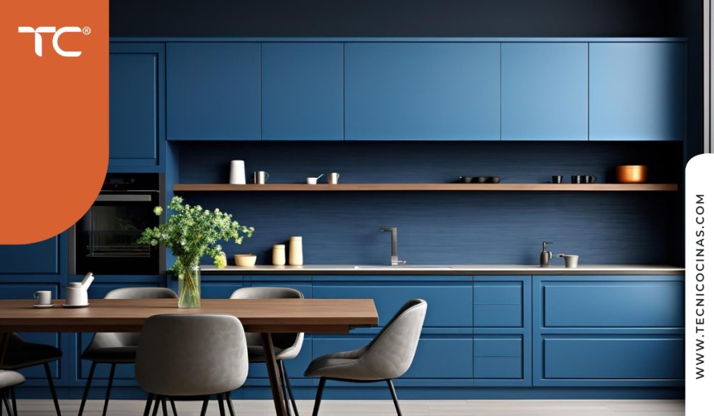 Muebles de cocina estilo shaker con acabado mate en color azul profundo, demostrando el uso de colores oscuros sin saturar el espacio.