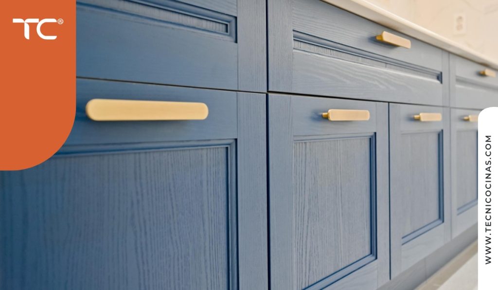 Gabinetes inferiores estilo shaker en color oscuro contrastando con un mesón claro, un diseño ideal para dar amplitud a cocinas pequeñas.