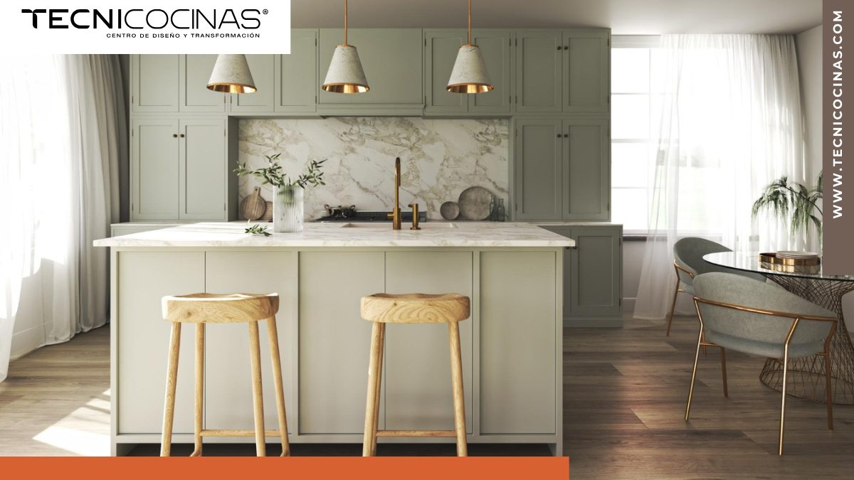 Diseño de cocina integral moderna y luminosa con puertas estilo shaker en tonos claros y mesón con isla central.