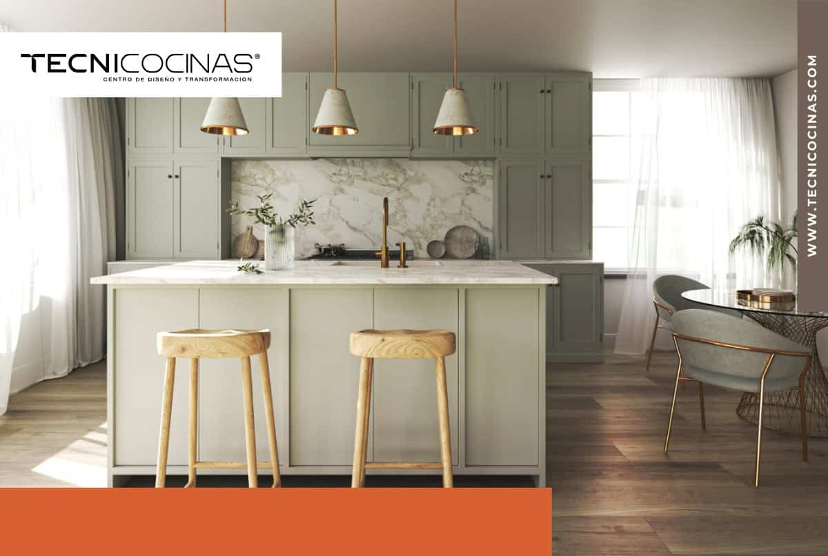 Diseño de cocina integral moderna y luminosa con puertas estilo shaker en tonos claros y mesón con isla central.