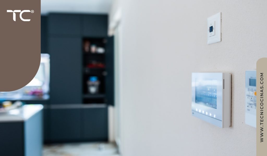 Pantalla de control de temperatura y humedad integrada en pared de cocina