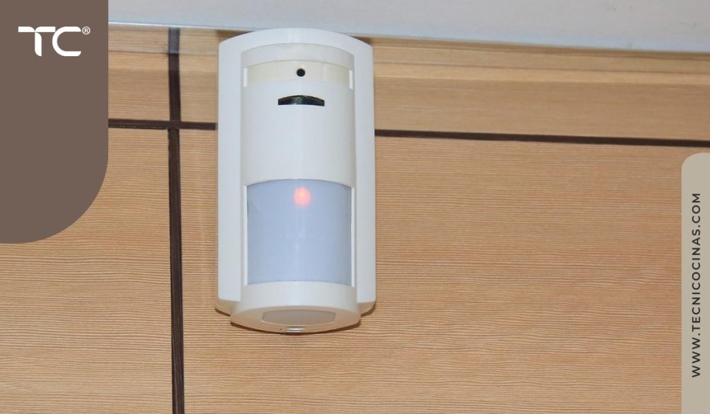 Sensor de movimiento para seguridad instalado en la pared de una cocina