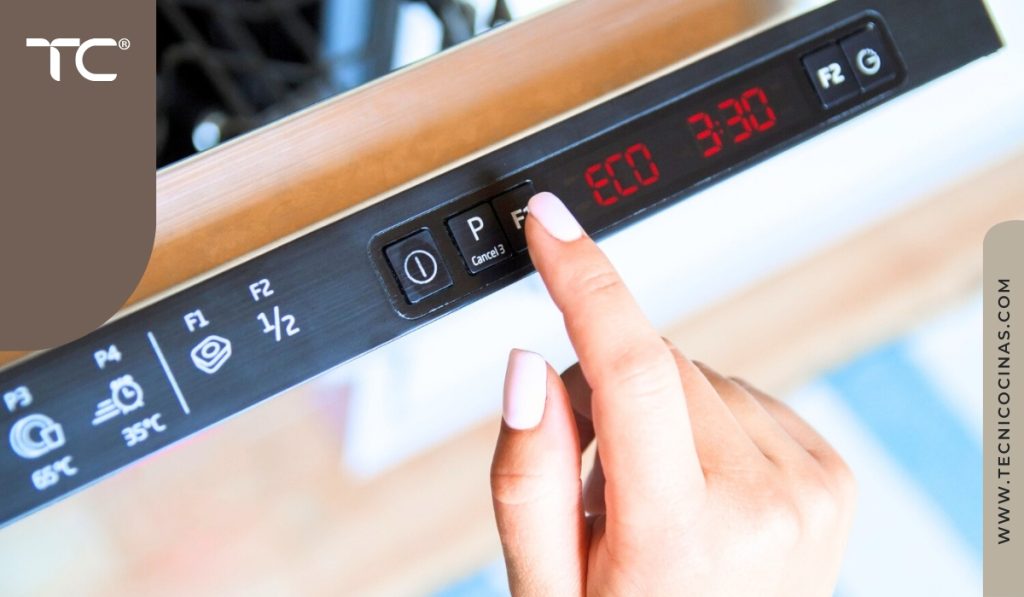 Mano ajustando el panel de control digital de un electrodoméstico en la cocina