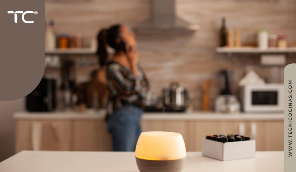 Dispositivo compacto y discreto sobre mesón de cocina, integrado sin afectar el diseño