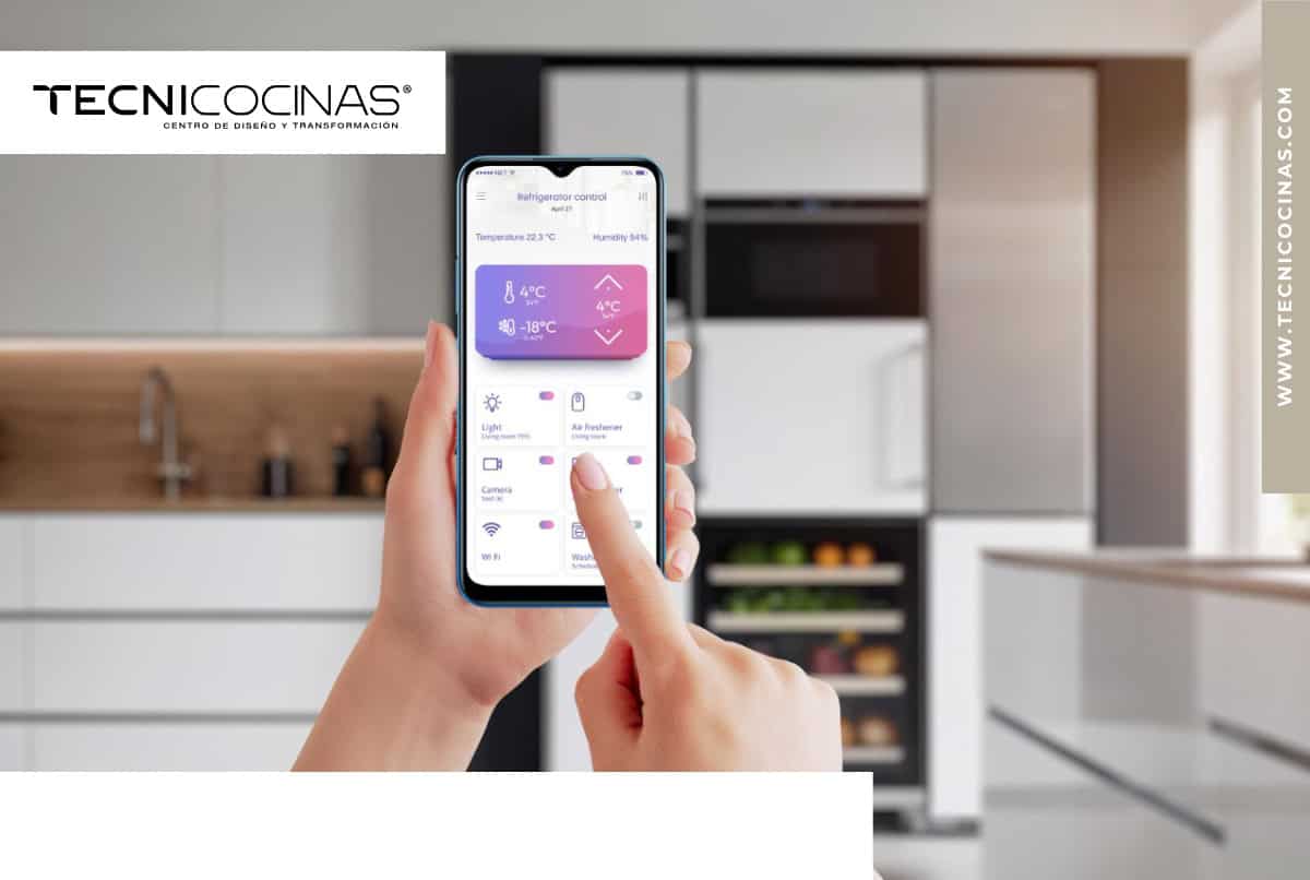 Aplicación móvil controlando sensores y electrodomésticos en una cocina moderna