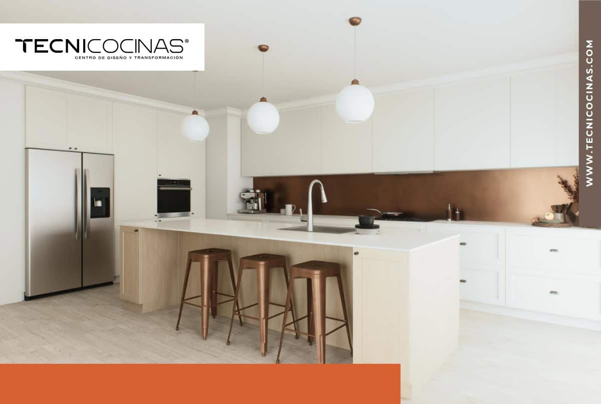 Cocina moderna 2026 estilo orgánico con gabinetes verde oliva, isla en mármol blanco y estantes abiertos en madera