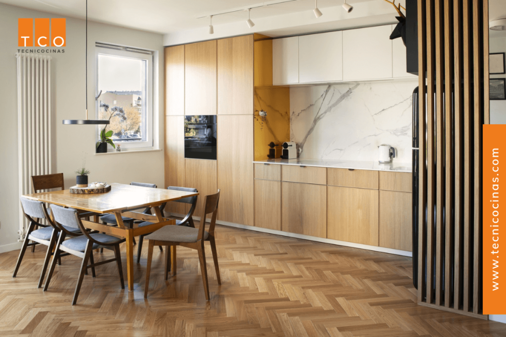 Cocina moderna y sencilla con paneles alistonados en madera