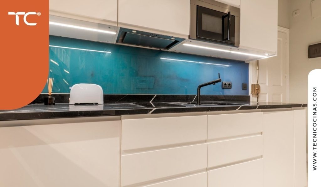 Campana extractora empotrada en mueble superior, vista de frente
