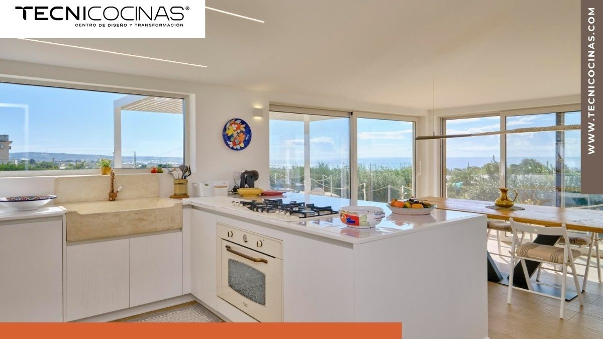 Cocina amplia con ventanas grandes hacia el exterior y buena entrada de luz natural.