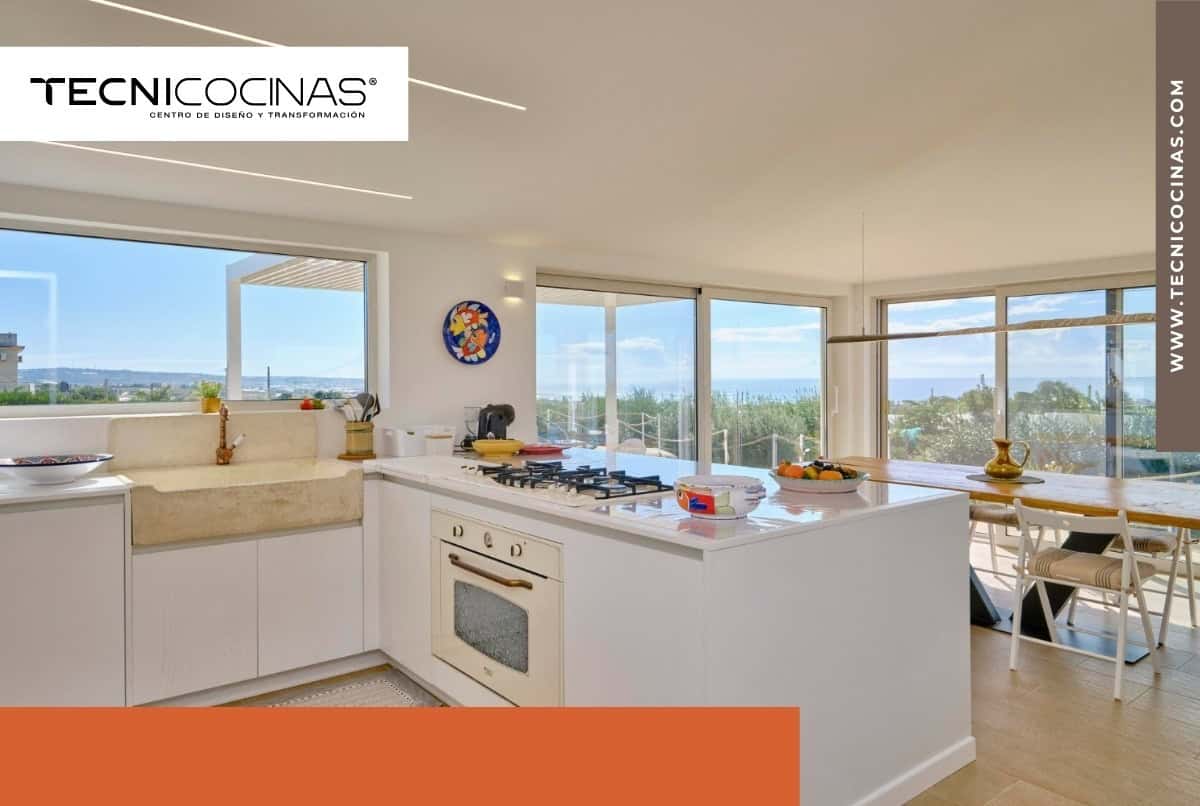 Cocina amplia con ventanas grandes hacia el exterior y buena entrada de luz natural.