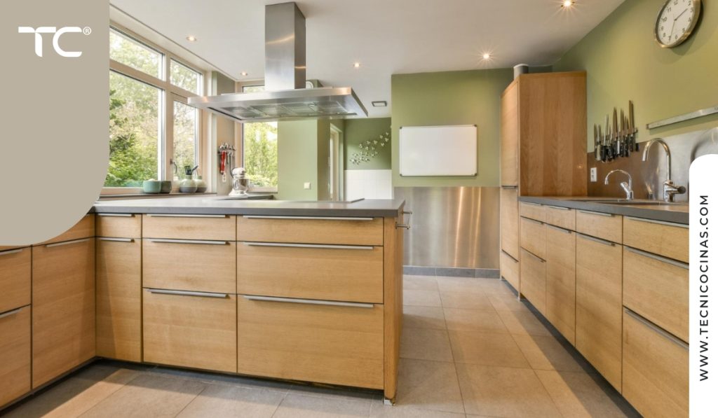 Cocina en verde oliva con mobiliario de madera clara y diseño moderno