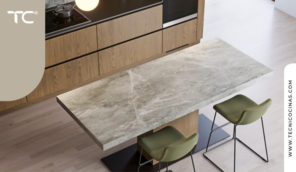 Cocina con gabinetes en madera de nogal y sillas en verde oliva