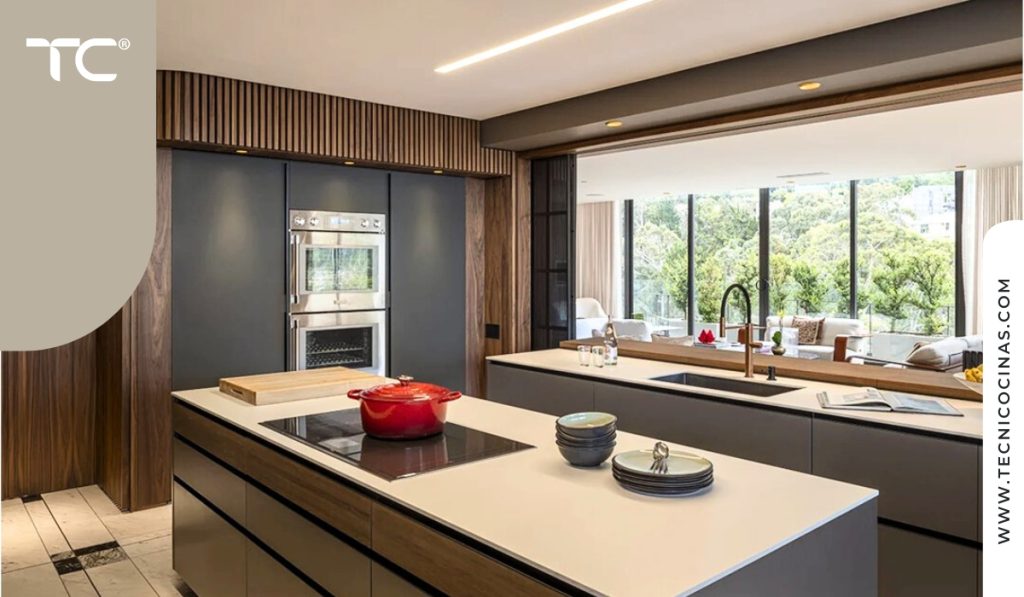 Caso documentado por Revista AXXIS.
Cocina de diseño en Bogotá con madera de nogal y acabados modernos tomada de https://revistaaxxis.com.co/arquitectura/un-hogar-en-calma-rodeado-por-los-parques-y-la-naturales-de-los-cerros-orientales-de-bogota/