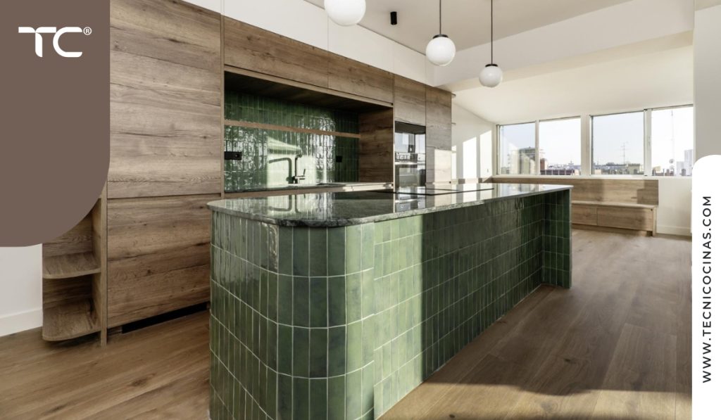 Cocina con isla verde y muebles en madera de nogal