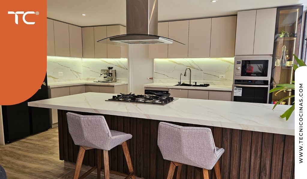 Cocina luminosa con ventana horizontal y módulo alto de vidrio ahumado con perfil negro